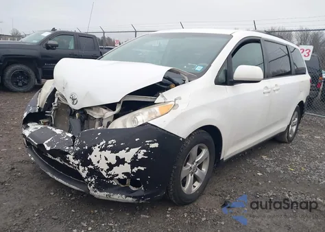 2011 Toyota Sienna Le V6 z USA, uszkodzony, nr VIN 5TDKK3DC0BS096544